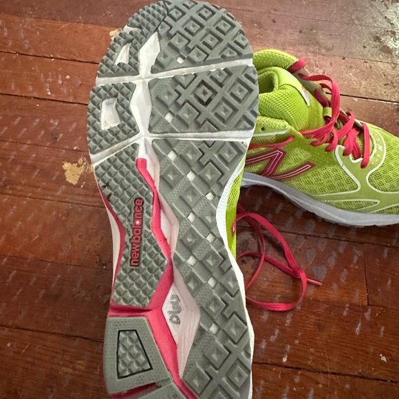 New Balance Green and Pink Athletic Shoes for Performance - Picture 4 of 7